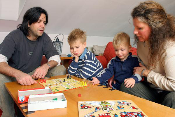 A Young Family Plays "Mensch ärgere dich nicht" (November 27, 2005)